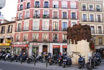 Las motos se comen las aceras de Madrid