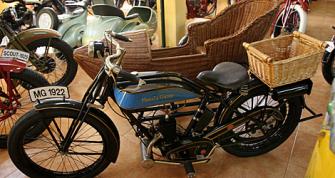 Un vecino de Pontevedra recopila en su casa más de 130 motos históricas