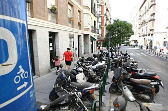 El Ayuntamiento de Sevilla multará a las motos que estacionen en las aceras