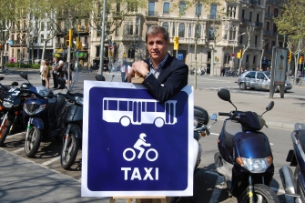 Reclaman que las motos puedan circular por el carril Bus en Barcelona