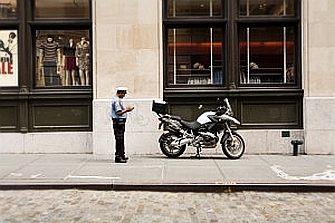 Normas generales para aparcar tu moto en las aceras