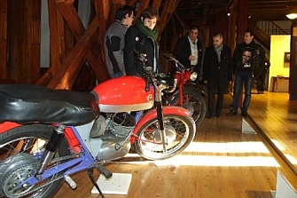 Exposición de motos clásicas en el museo de La Bañeza