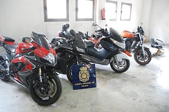 La banda que robaba motos de alta gama en Galicia se sienta en el banquillo