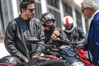 Keanu Reeves se da un homenaje en la sede de Ducati