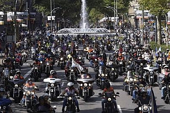 El desfile de banderas congrega a 12.000 Harleys en las calles de Barcelona