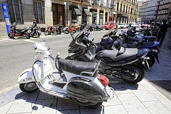 Multas de 50 € para las motos que estacionen junto a las marquesinas de la EMT