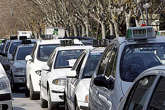 Los taxistas de Valencia arremeten contra las motos