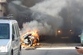 Arden dos motos al aparcar junto a ellas un ciclomotor en llamas