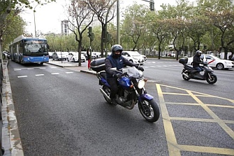 Estudian prohibir las motos en el carril-bus de la Castellana ante la elevada siniestralidad