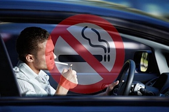 La Asociación de Víctimas pide que se prohíba fumar al volante