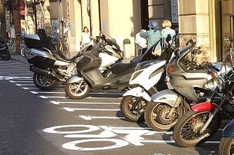 Polémica con el nuevo aparcamiento para motos en la calle Barcas de Valencia