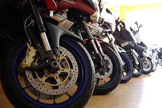 ¿Te pueden afectar las multas anteriores o posteriores a la compra o venta de tu moto?