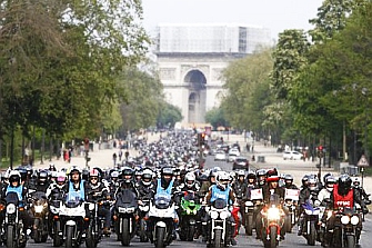 Miles de moteros se manifiestan en Francia por las medidas anti-moto