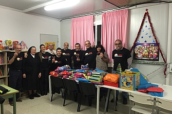 Los voluntarios de la AMM hacen la entrega de los juguetes de la campaña “Un Motero, Un Juguete 2015” 