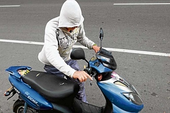 Un niño roba una moto y se da a la fuga