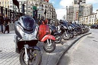Las motos aparcan en las aceras de Zaragoza ante la falta de plazas