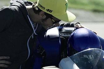 Rossi y Motobot cara a cara