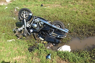 Un motorista sobrevive 8 días atrapado por su moto