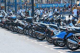En Barcelona hay cinco motos por cada plaza de aparcamiento