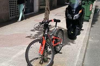 Pontevedra multará a las motos que estacionen en zona de bicicletas