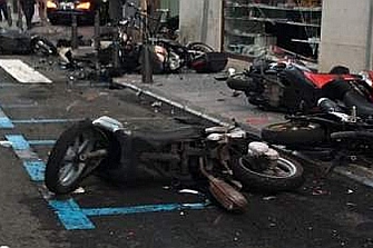 Un coche arrolla diez motos aparcadas, una de ellas con el conductor
