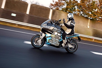 Universitarios completan la vuelta al mundo en 80 días con una moto eléctrica