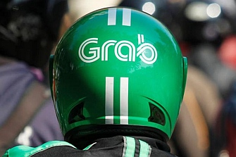 GRAB hace la competencia a UBER sobre 2 ruedas