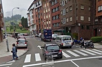 Arrolla tres motos con su furgoneta en Oviedo