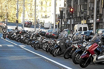 Barcelona sacrifica un carril para crear un parking de motos