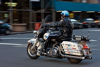 Un vehículo en `piloto automático´ arrolla una moto policial
