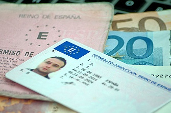 Dominicanos obtenían el permiso de conducción español de forma fraudulenta
