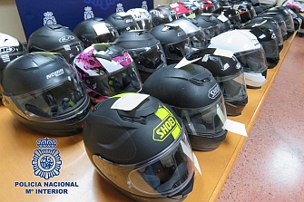 Recuperan 35 cascos robados en Madrid