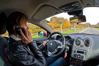Francia restringe aún más el uso del móvil en vehículos