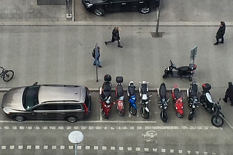 Estocolmo incrementa las tarifas de estacionamiento para motoristas