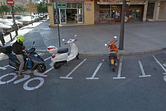 Valencia acusa la falta de aparcamiento de motos
