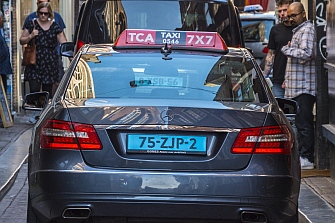 Nuevas placas azules para los taxis y distintivo para vehículos compartidos