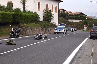 Un motorista fallece en un accidente entre dos motos y un turismo
