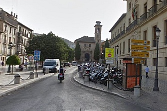 Está prohibido aparcar las motos en la aceras de Granada