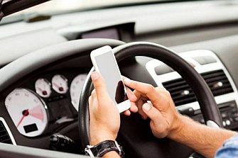 La DGT quiere incrementar las sanciones por el uso del móvil en la conducción
