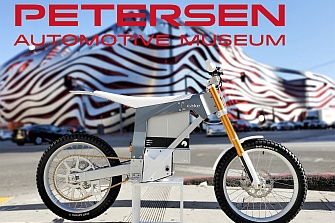 Primera exposición mundial de motocicletas eléctricas organizada por el Museo Petersen