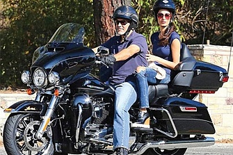 La esposa de George Clooney le prohíbe las motos