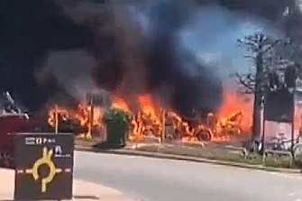 Un incendio afecta a 30 motos en El Prat