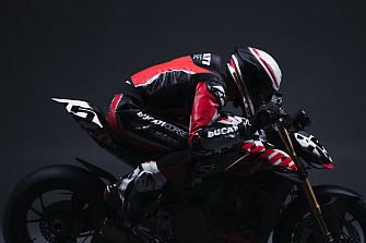 Carlin Dunne y la Ducati Streetfighter V4 en acción