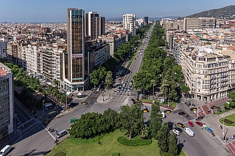 Fallece tras chocar con un árbol en Barcelona