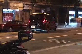 Atropellan y agreden a un motorista en Barcelona