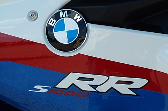 BMW Motorrad alerta del riesgo de bloqueo de la rueda trasera en las S1000RR
