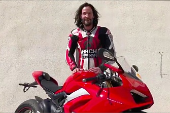 Keanu Reeves rueda en Calafat con la Ducati Panigale V4S