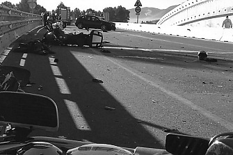 Un motorista muere atropellado al intentar levantar su moto