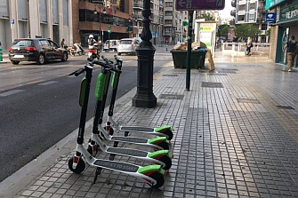 El Ayuntamiento de Madrid será duro con los patinetes aparcados en las aceras