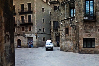 Multan a las motos mal aparcadas junto a la Catedral de Barcelona